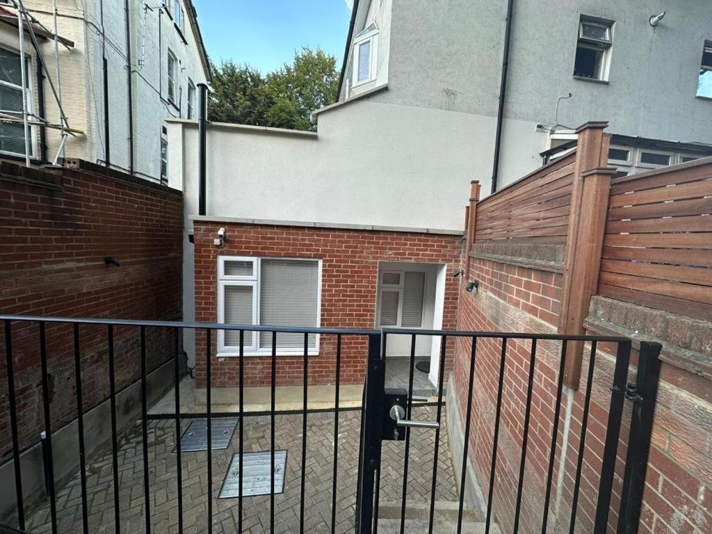 Two Bedroom House In Kilburn Londen Buitenkant foto